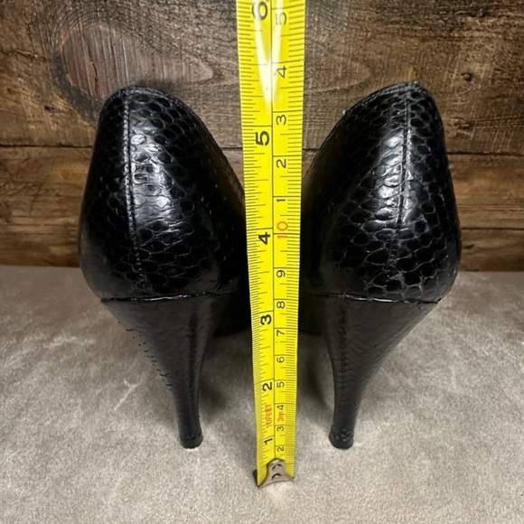 Leather Pumps by Stuart Weitzman - Picture 5 of 7